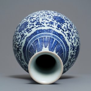 A Chinese blue and white 'peony scroll' bottle vase, Qianlong — 照片 7