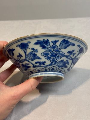 A Chinese blue and white 'peony scroll' bowl, Chenghua mark, Shunzhi/Kangxi — photo 2