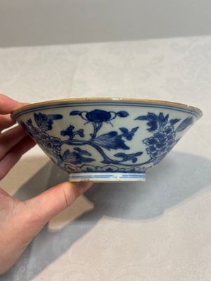A Chinese blue and white 'peony scroll' bowl, Chenghua mark, Shunzhi/Kangxi — photo 3
