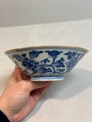 A Chinese blue and white 'peony scroll' bowl, Chenghua mark, Shunzhi/Kangxi — photo 4