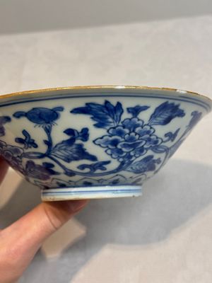 A Chinese blue and white 'peony scroll' bowl, Chenghua mark, Shunzhi/Kangxi — photo 5