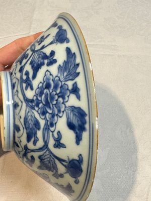 A Chinese blue and white 'peony scroll' bowl, Chenghua mark, Shunzhi/Kangxi — photo 6