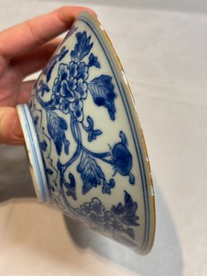 A Chinese blue and white 'peony scroll' bowl, Chenghua mark, Shunzhi/Kangxi — photo 8