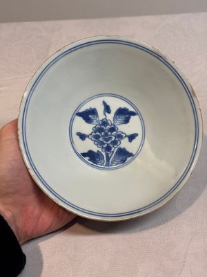 A Chinese blue and white 'peony scroll' bowl, Chenghua mark, Shunzhi/Kangxi — photo 9