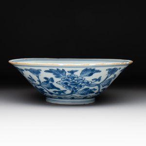 A Chinese blue and white 'peony scroll' bowl, Chenghua mark, Shunzhi/Kangxi — photo 1