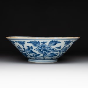 A Chinese blue and white 'peony scroll' bowl, Chenghua mark, Shunzhi/Kangxi — photo 2
