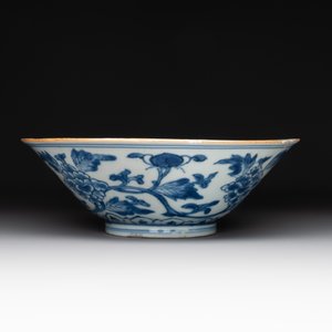 A Chinese blue and white 'peony scroll' bowl, Chenghua mark, Shunzhi/Kangxi — photo 3