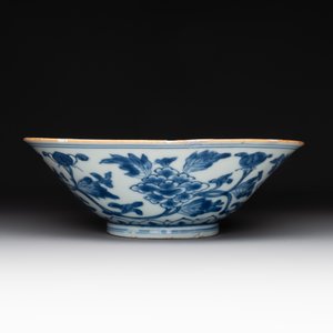 A Chinese blue and white 'peony scroll' bowl, Chenghua mark, Shunzhi/Kangxi — photo 4