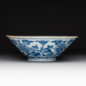 A Chinese blue and white 'peony scroll' bowl, Chenghua mark, Shunzhi/Kangxi — photo 5