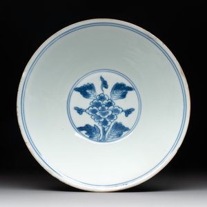 A Chinese blue and white 'peony scroll' bowl, Chenghua mark, Shunzhi/Kangxi — photo 6