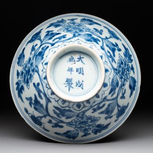A Chinese blue and white 'peony scroll' bowl, Chenghua mark, Shunzhi/Kangxi — photo 7