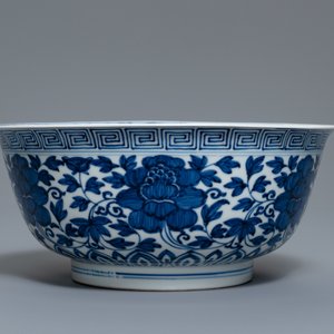 A Chinese blue and white 'peony scroll' bowl, Kangxi — photo 2