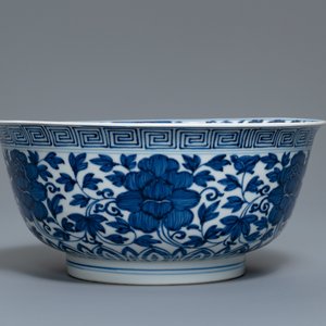 A Chinese blue and white 'peony scroll' bowl, Kangxi — photo 3