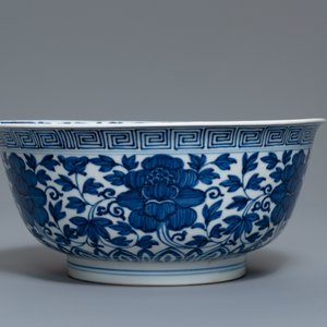 A Chinese blue and white 'peony scroll' bowl, Kangxi — photo 4