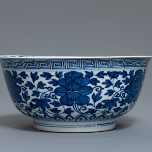 A Chinese blue and white 'peony scroll' bowl, Kangxi — photo 7