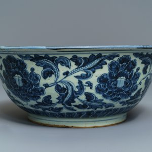A Chinese blue and white 'peony scroll' bowl, Ming — photo 3