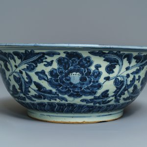 A Chinese blue and white 'peony scroll' bowl, Ming — photo 4