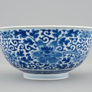 A Chinese blue and white peony scroll bowl, Qianlong mark and of the period — photo 2