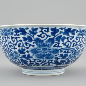 A Chinese blue and white peony scroll bowl, Qianlong mark and of the period — photo 3