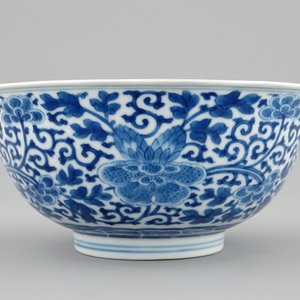 A Chinese blue and white peony scroll bowl, Qianlong mark and of the period — photo 4
