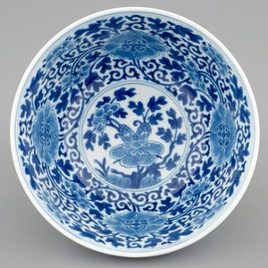 A Chinese blue and white peony scroll bowl, Qianlong mark and of the period — photo 6