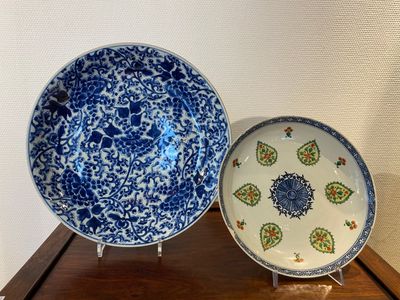 A Chinese blue and white 'peony scroll' dish and a famille verte dish, Kangxi — photo 1