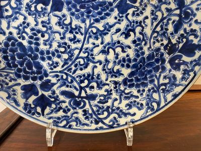 A Chinese blue and white 'peony scroll' dish and a famille verte dish, Kangxi — photo 4