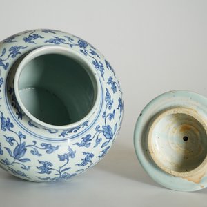 A Chinese blue and white peony scroll vase and cover, Ming, Wanli — photo 11