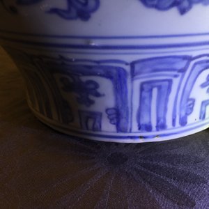 A Chinese blue and white peony scroll vase and cover, Ming, Wanli — photo 20