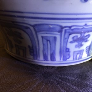 A Chinese blue and white peony scroll vase and cover, Ming, Wanli — photo 21