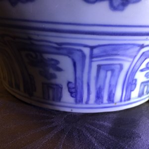 A Chinese blue and white peony scroll vase and cover, Ming, Wanli — photo 24