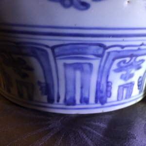A Chinese blue and white peony scroll vase and cover, Ming, Wanli — photo 25
