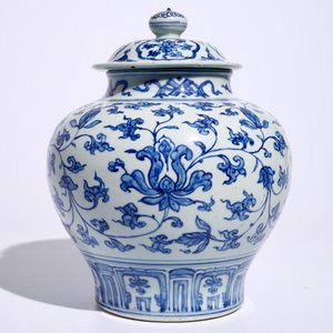 A Chinese blue and white peony scroll vase and cover, Ming, Wanli — photo 3