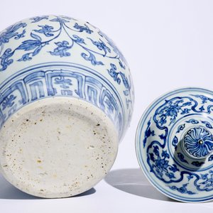 A Chinese blue and white peony scroll vase and cover, Ming, Wanli — photo 6