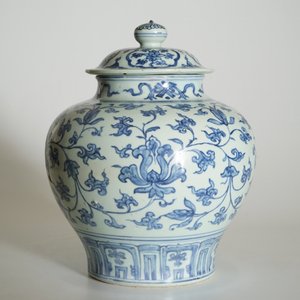 A Chinese blue and white peony scroll vase and cover, Ming, Wanli — photo 10