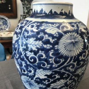 A Chinese blue and white 'peony scroll' vase, Kangxi — photo 11