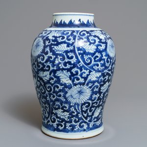A Chinese blue and white 'peony scroll' vase, Kangxi — photo 4