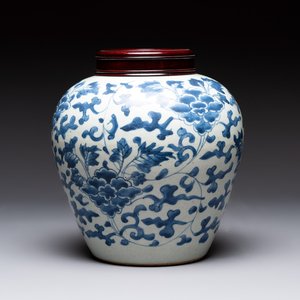 A Chinese blue and white 'peony scrolls' vase and wooden cover, Transitional period — photo 1