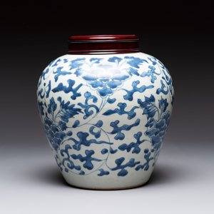 A Chinese blue and white 'peony scrolls' vase and wooden cover, Transitional period — photo 2