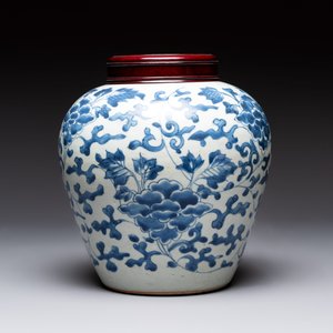 A Chinese blue and white 'peony scrolls' vase and wooden cover, Transitional period — photo 3