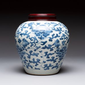 A Chinese blue and white 'peony scrolls' vase and wooden cover, Transitional period — photo 4