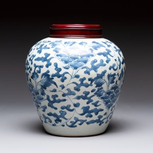 A Chinese blue and white 'peony scrolls' vase and wooden cover, Transitional period — photo 5