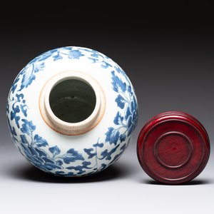 A Chinese blue and white 'peony scrolls' vase and wooden cover, Transitional period — photo 6