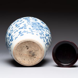 A Chinese blue and white 'peony scrolls' vase and wooden cover, Transitional period — photo 7