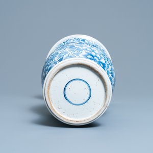 A Chinese blue and white 'peony' yenyen vase, Kangxi — 照片 6