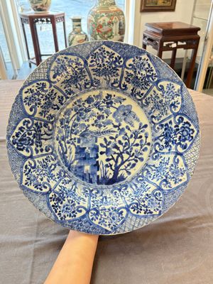 A Chinese blue and white 'pheasant' basin, Kangxi — 照片 1