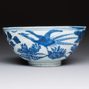 A Chinese blue and white 'Pheasants' bowl, Chenghua mark, late Ming — photo 1