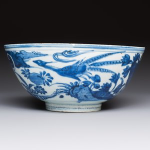 A Chinese blue and white 'Pheasants' bowl, Chenghua mark, late Ming — photo 3