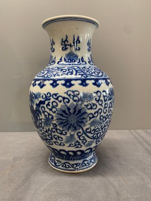 A Chinese blue and white 'phoenix and flower scroll' vase, Qianlong mark, 19th C. — photo 1