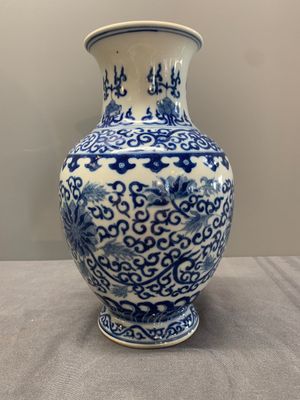 A Chinese blue and white 'phoenix and flower scroll' vase, Qianlong mark, 19th C. — photo 2